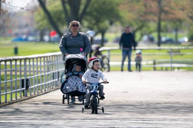 Harrison Township, Michigan, ABD - 10 Mayıs 2020: Covid-19 sırasında Michigan Metro Parkı etkinliği, Corona Virüsü.