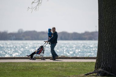 Harrison Township, Michigan, ABD - 10 Mayıs 2020: Covid-19 sırasında Michigan Metro Parkı etkinliği, Corona Virüsü.