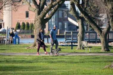 Harrison Township, Michigan, ABD - 25 Nisan 2020: Covid-19 Corona Virüsü sırasında Michigan Metro Parkı etkinliği.