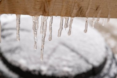 Sarkıtlar el raylarından sarkıyor.