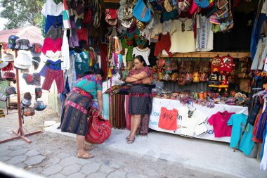 Piyasada satılık geleneksel Thai kostümü