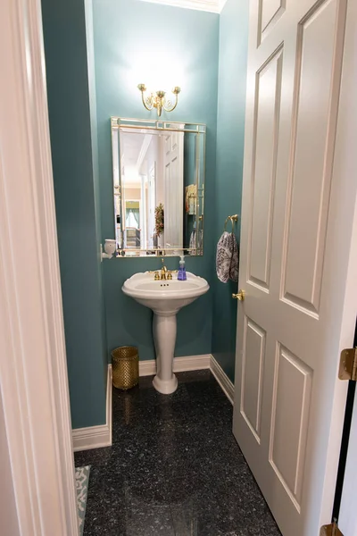 Banheiro Luxo Com Espelho Uma Janela — Fotografia de Stock