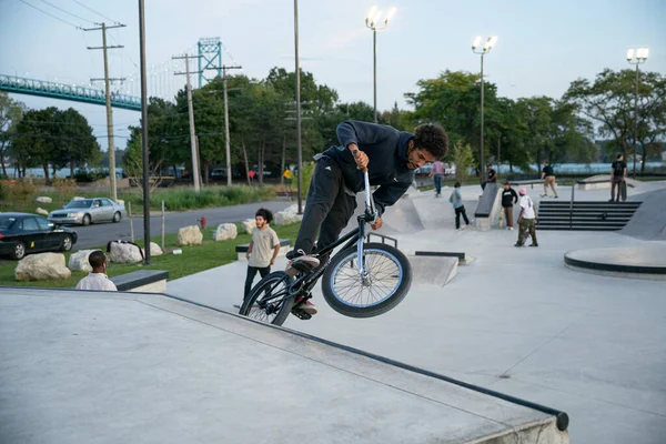 Detroit Michigan Usa 2019 Biker Und Skater Üben Tricks Der — Stockfoto