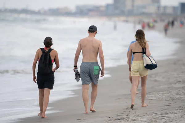 Groupe Jeunes Sur Plage — Photo