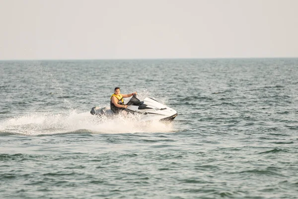 Wellenläufer Und Wasserfahrzeuge Beim Tricksen See — Stockfoto