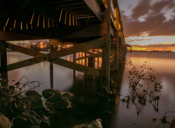 Houten Brug Rivier Avond — Stockfoto