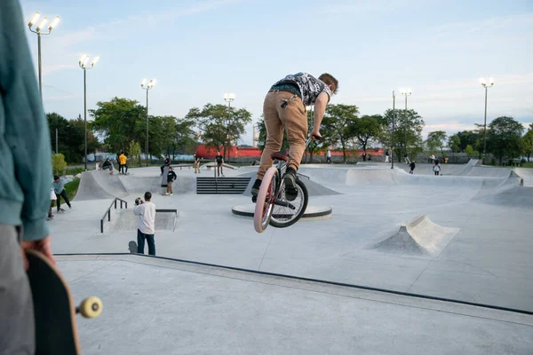 Detroit Michigan Estados Unidos 2019 Los Ciclistas Patinadores Practican Trucos — Foto de Stock