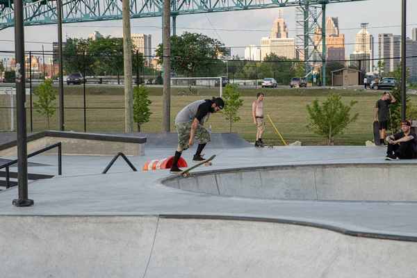 Detroit Michigan Usa 2019 Skaters Practice Tricks Skate Boards Downtown — Stock Photo, Image