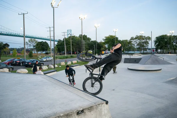 Detroit Michigan Usa 2019 Biker Und Skater Üben Tricks Der — Stockfoto