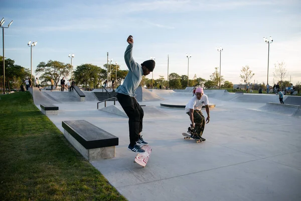 Detroit Michigan Usa 2019 Skaters Bikers Practice Tricks Dusk Detroit — Stock Photo, Image