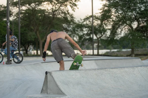 Detroit Michigan Usa 2019 Skaterzy Ćwiczą Sztuczki Deskorolkach Centrum Detroit — Zdjęcie stockowe