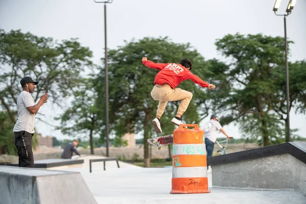 Detroit Michigan Usa 2019 Skaters Oefenen Hun Trucs Zonnige Dag — Stockfoto