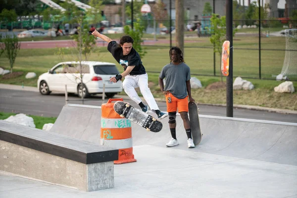 デトロイト ミシガン州 アメリカ 2019 デトロイトの都市スケートパークで晴れた日に彼らのトリックを練習するスケーター — ストック写真