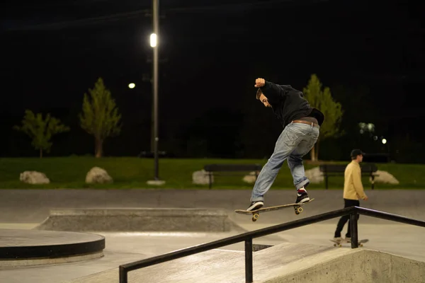 Detroit Michigan Usa 2019 Skaters Practice Tricks Skateboard Park Dark — Stock Photo, Image