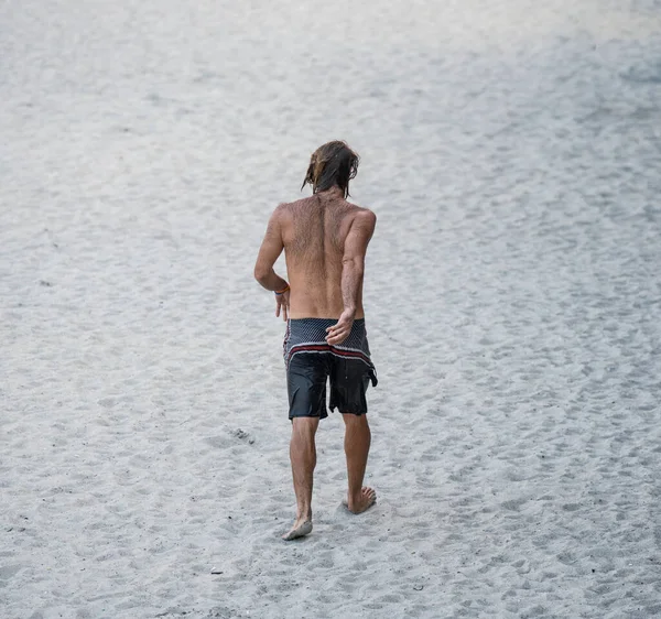 Junger Mann Kurzen Hosen Und Shirt Steht Strand — Stockfoto
