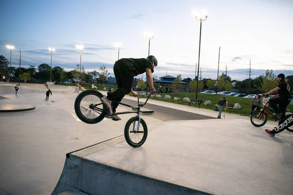 Detroit Michigan Usa 2019 Bikers Skaters Practice Tricks Dusk Detroit — Stock Photo, Image