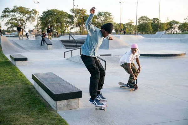 Detroit Michigan Usa 2019 Skaters Bikers Practice Tricks Dusk Detroit — Stock Photo, Image