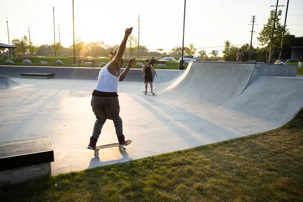 Detroit Michigan Usa 2019 Łyżwiarze Ćwiczą Sztuczki Zachodzie Słońca Skateparku — Zdjęcie stockowe