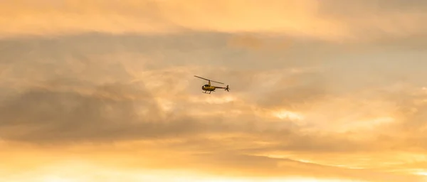 Hélicoptère Atterrit Dans Coucher Soleil Doré — Photo
