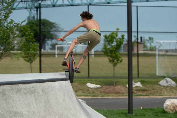 Detroit Michigan Usa 2019 Bmx Motorosok Alkonyatkor Gyakorolnak Trükköket Detroitban — Stock Fotó