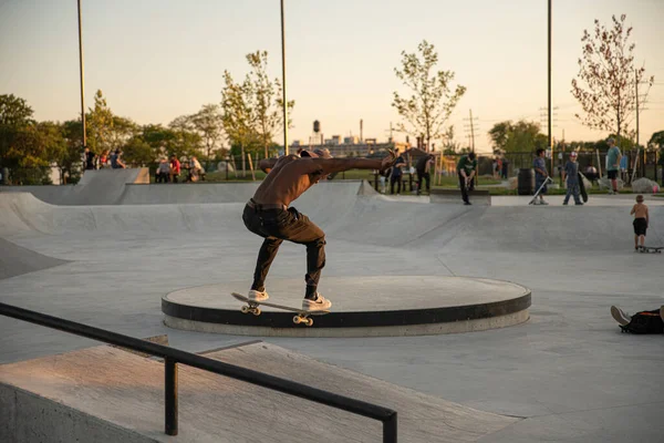 Detroit Michigan Usa 2019 Skaters Practice Tricks Sunset Skate Park — Stock Photo, Image