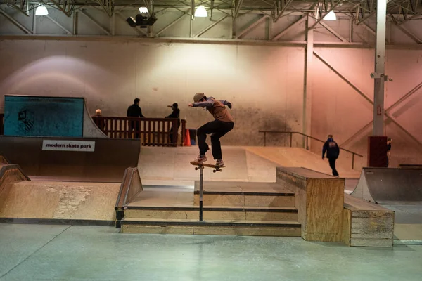 Detroit Michigan Usa 2019 Inline Bruslaři Skateboardisté Nacvičují Své Triky — Stock fotografie