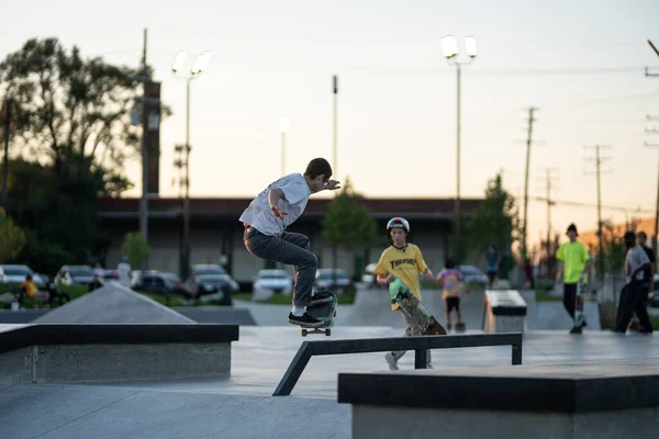 Detroit Michigan Usa 2019 Skaters Εξασκούνται Στο Sunset Στο Skate — Φωτογραφία Αρχείου