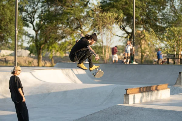 Detroit Michigan Estados Unidos 2019 Los Patinadores Practican Trucos Atardecer — Foto de Stock