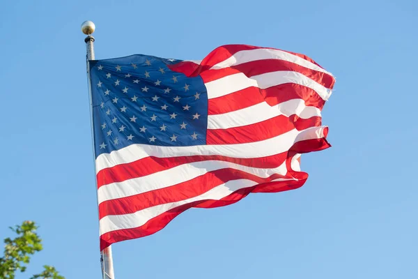 Bandiera Americana Sta Soffiando Frantumato — Foto Stock