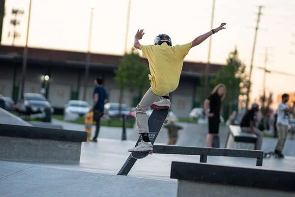 Detroit Michigan Usa 2019 Skateři Cvičí Své Triky Při Západu — Stock fotografie