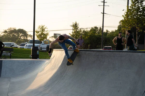 Detroit Michigan Usa 2019 Skateři Cvičí Triky Při Západu Slunce — Stock fotografie