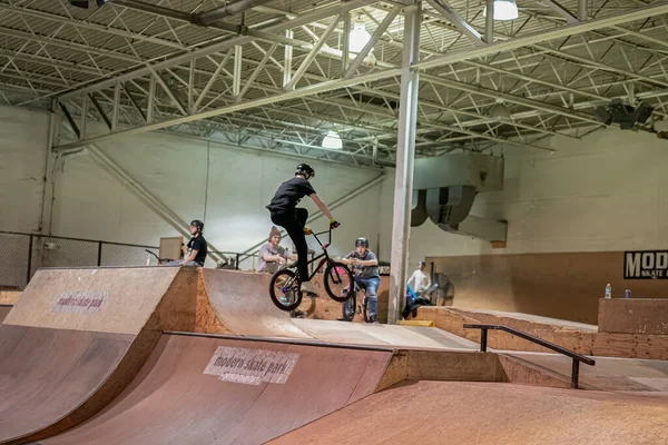 美国密歇根州皇家橡树市 在现代溜冰场的一个公开的溜冰场上 年轻的自行车手和滑板手正在练习滑板技巧 — 图库照片