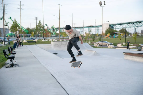 Detroit Michigan Usa 2019 Skater Und Biker Üben Tricks Der — Stockfoto