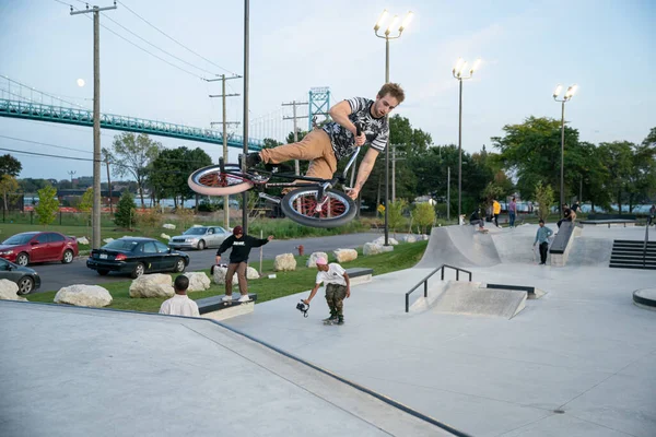 Detroit Michigan Eua 2019 Motociclistas Patinadores Praticam Truques Entardecer Detroit — Fotografia de Stock