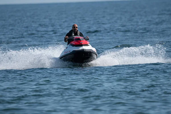 Artesanías Personales Corredores Olas Divierten Día Soleado Lago — Foto de Stock