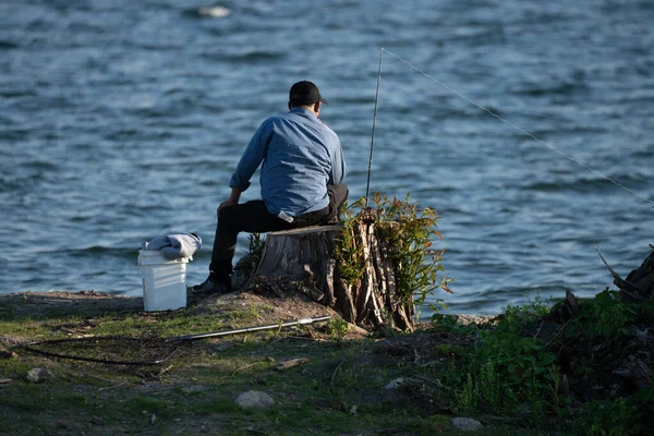 Pescador Desconocido Toma Descanso Para Fumar Cigarrillo Mientras Espera — Foto de Stock