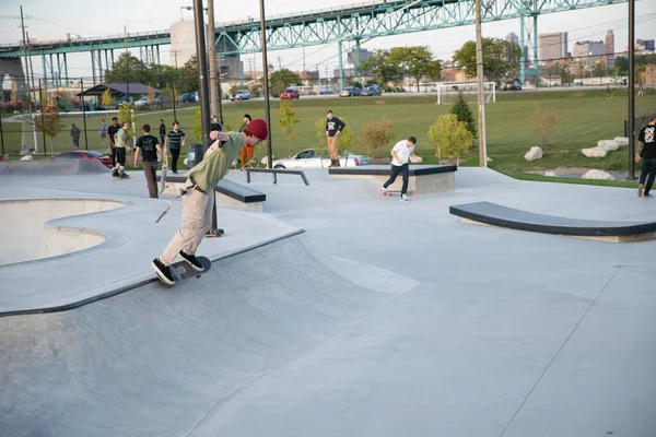 Detroit Michigan Usa 2019 Skaters Bikers Practice Trick Dusk Detroit — 스톡 사진