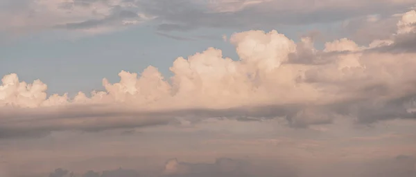 Lágy Ragyogó Felhők Mozognak Naplementében — Stock Fotó
