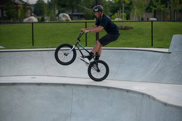 Detroit Michigan Usa 2019 Bmx Fahrer Üben Tricks Der Dämmerung — Stockfoto