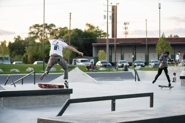 Detroit Michigan Eua 2019 Patinadores Motociclistas Praticam Truques Pôr Sol — Fotografia de Stock