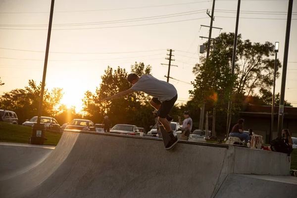 Detroit Michigan Usa 2019 Łyżwiarze Ćwiczą Sztuczki Zachodzie Słońca Skateparku — Zdjęcie stockowe