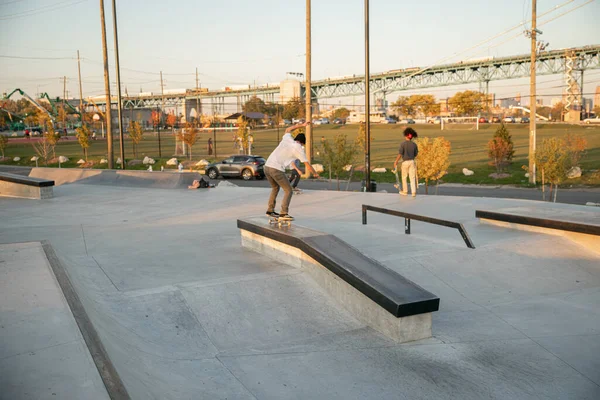 Detroit Michigan Usa 2019 Skaters Bikers Practice Tricks Sunset Detroit — стоковое фото