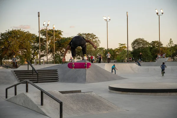 Detroit Michigan Usa 2019 Skater Üben Tricks Bei Sonnenuntergang Skatepark — Stockfoto