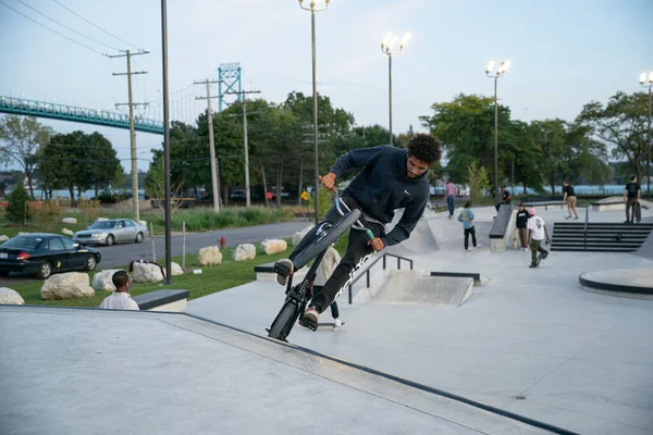 Detroit Michigan Usa 2019 Bikers Skaters Practice Tricks Dusk Detroit — Stock Photo, Image