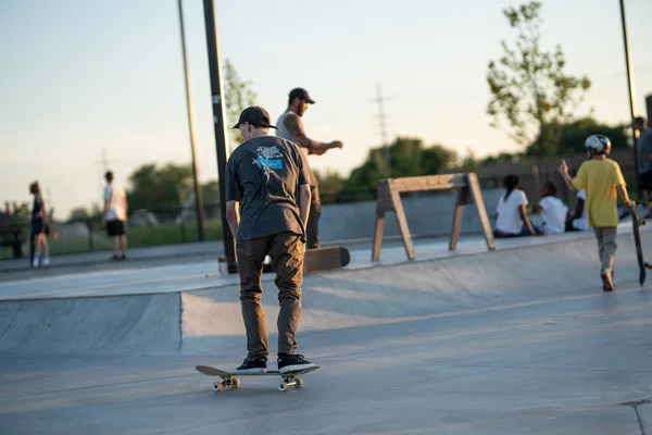 Detroit Michigan Usa 2019 Skaters Practicing Tricks Sunset Skate Park — Stock Photo, Image