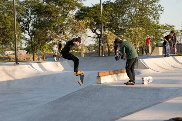 Detroit Michigan Usa 2019 Łyżwiarze Ćwiczą Sztuczki Zachodzie Słońca Skateparku — Zdjęcie stockowe