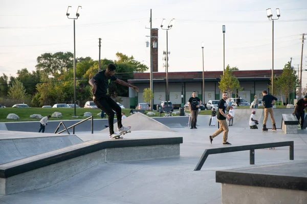 Detroit Michigan Usa 2019 Skaters Bikers Practice Trick Dusk Detroit — 스톡 사진