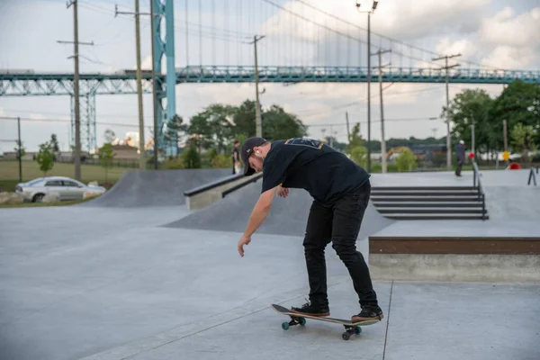 Detroit Michigan Estados Unidos 2019 Los Patinadores Practican Trucos Patinetas — Foto de Stock