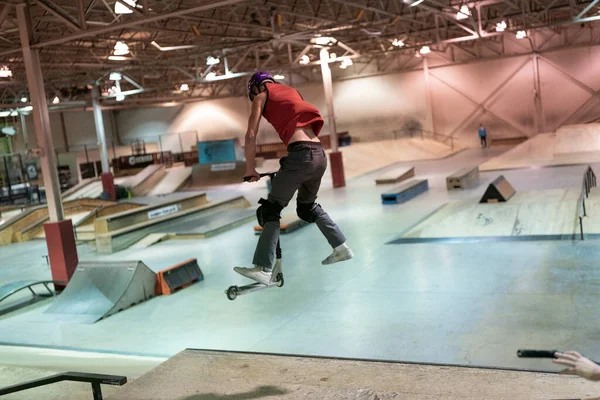 Royal Oak ミシガン州 アメリカ 2020 オープンスケートセッション中にモダンスケートパークでバイカーやスケーターがトリックを練習します — ストック写真