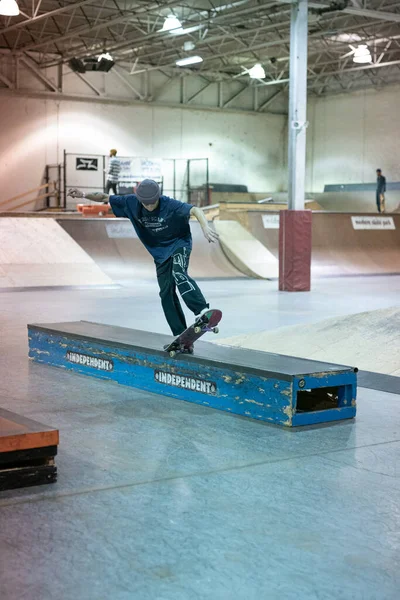 ロイヤル オーク ミシガン州 オープンスケート中にモダンスケートパークでトリックを練習しているスケーターは 画像や映像を自由に撮ることができます — ストック写真